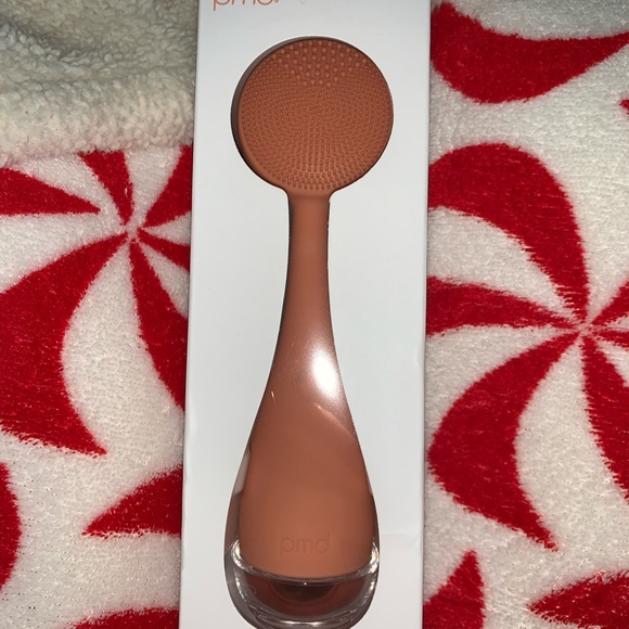 pmd clean is a smart facial cleansing device with over 7,000 vibrations per min. - Picture 2 of 4